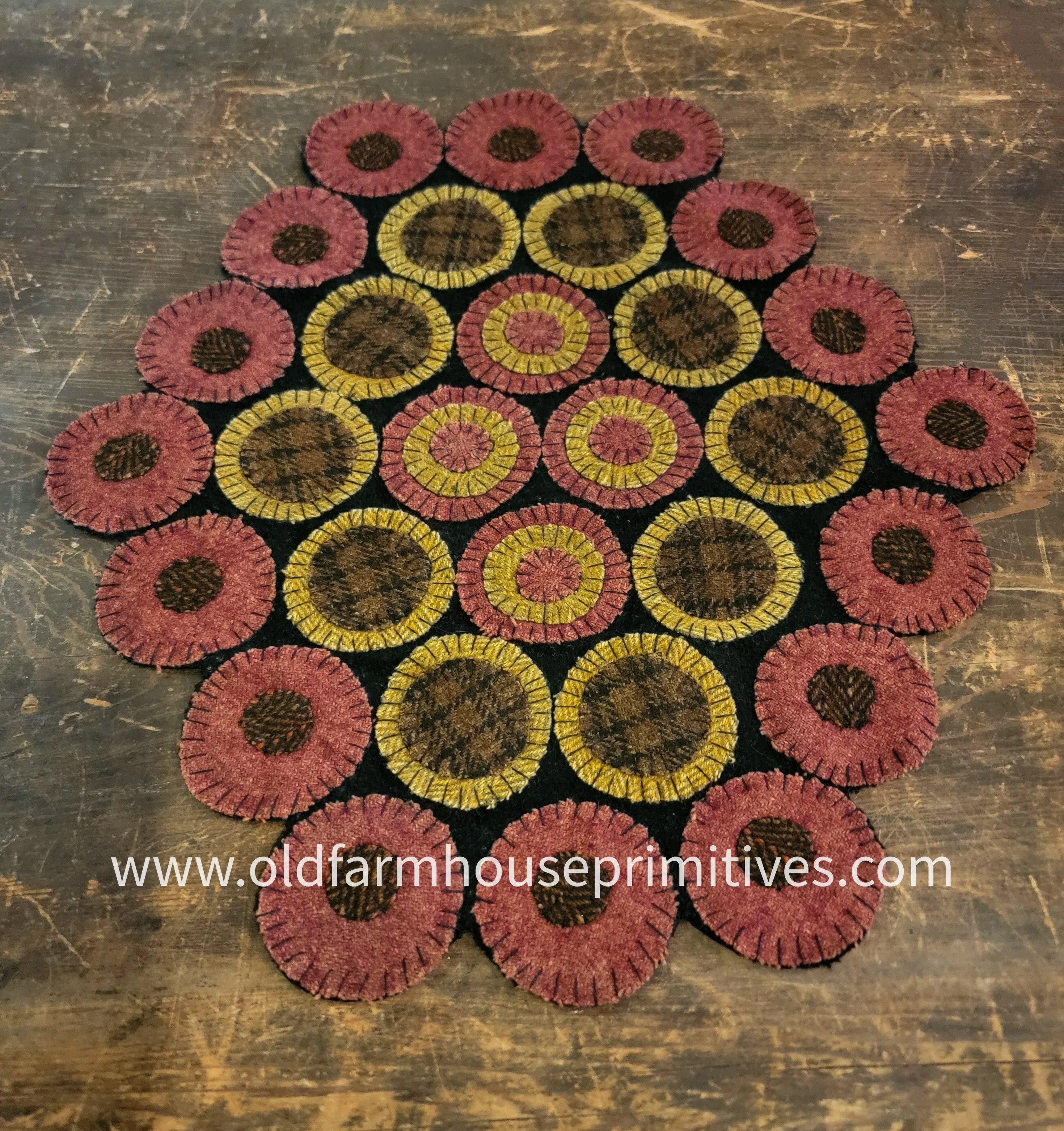 #HSD212139  Primitive "Dakota Red" Design Wool Table Runner