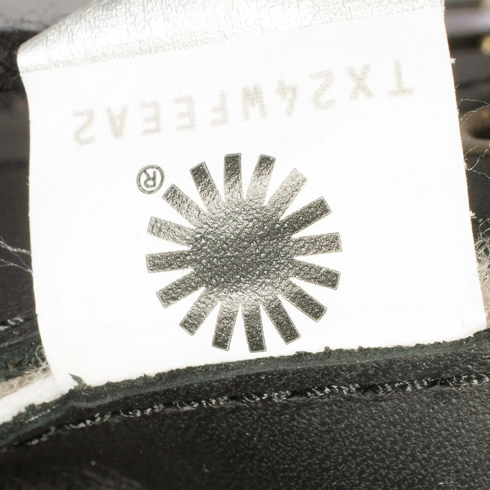 Sure! Heres an optimized title for your e-commerce product:

UGG Kilmer Black Leather Waterproof Winter Ankle Boots for Women/Men

Feel free to adjust the gender-specific terms if the product is designed specifically for one gender.
